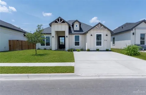 1116 E Acacia Drive