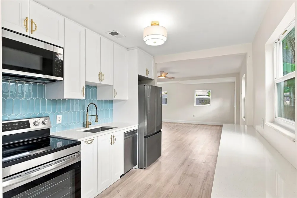 2960 EMERSON AVENUE S St Petersburg, FL 33712
