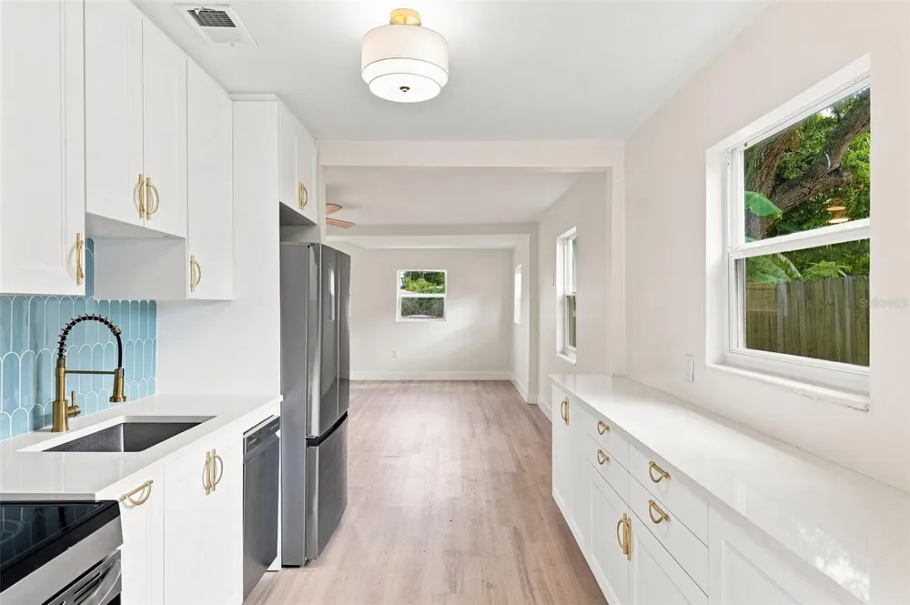 2960 EMERSON AVENUE S St Petersburg, FL 33712