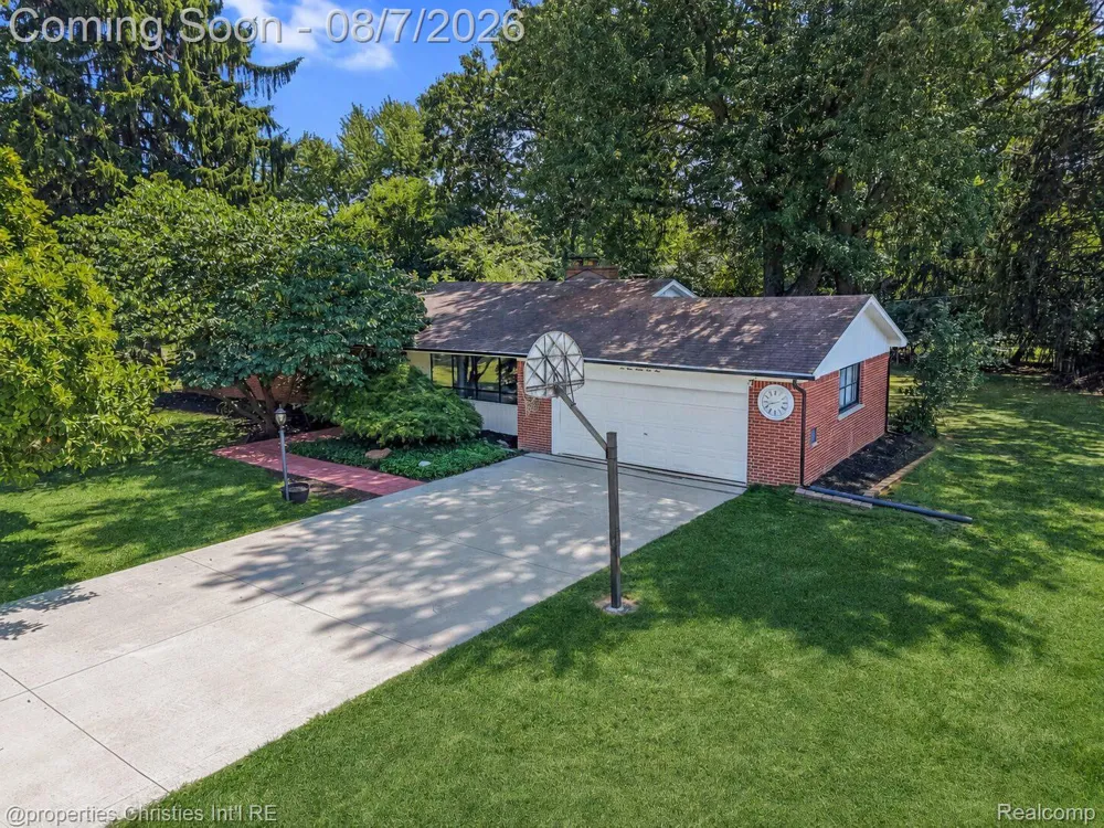 24711 Tudor Lane Franklin Village, MI 48025