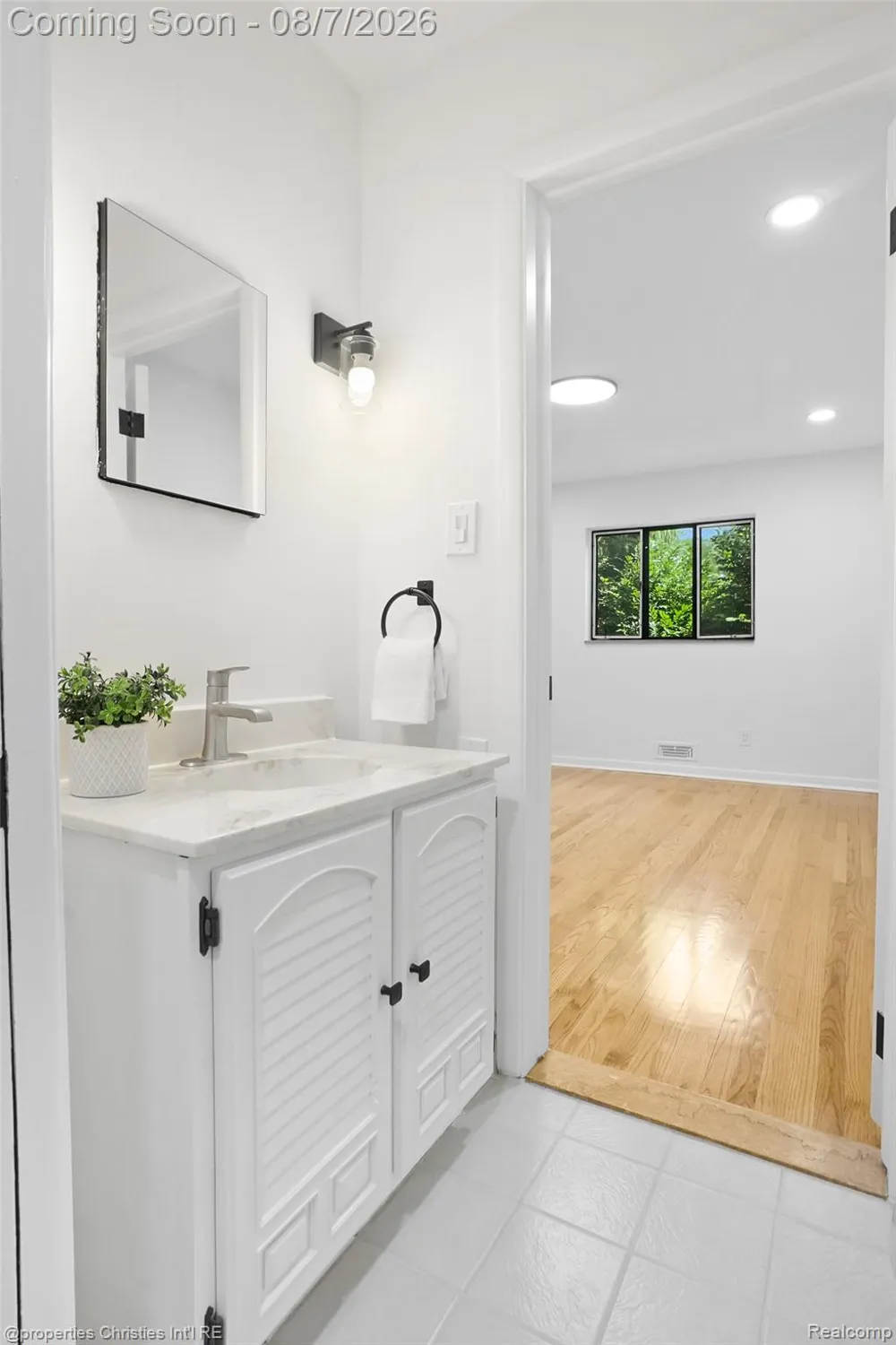 24711 Tudor Lane Franklin Village, MI 48025