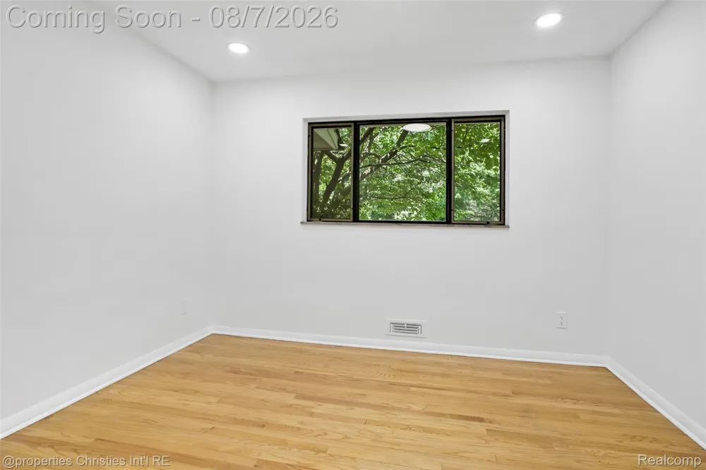 24711 Tudor Lane Franklin Village, MI 48025