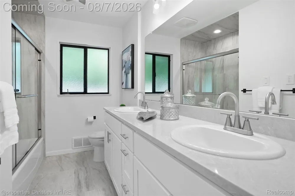 24711 Tudor Lane Franklin Village, MI 48025