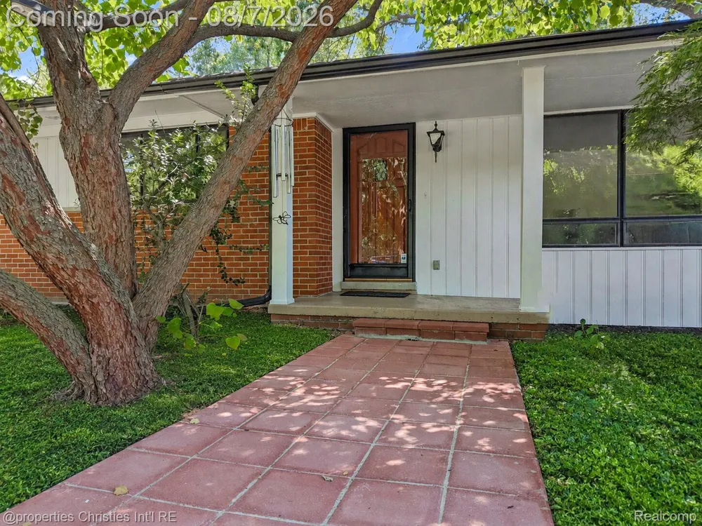 24711 Tudor Lane Franklin Village, MI 48025