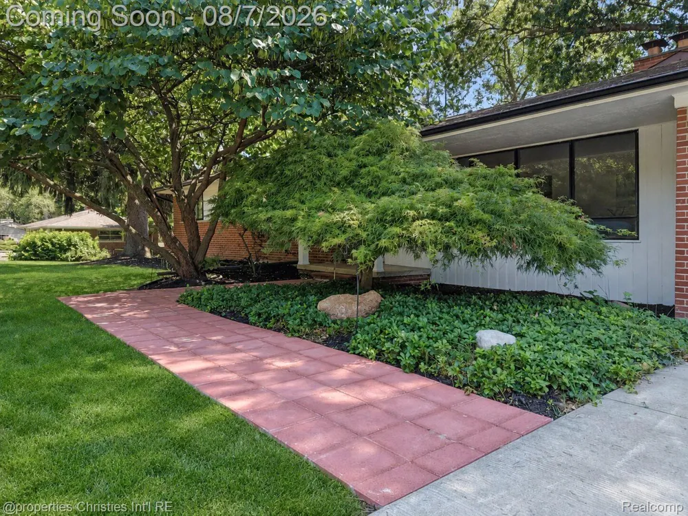 24711 Tudor Lane Franklin Village, MI 48025
