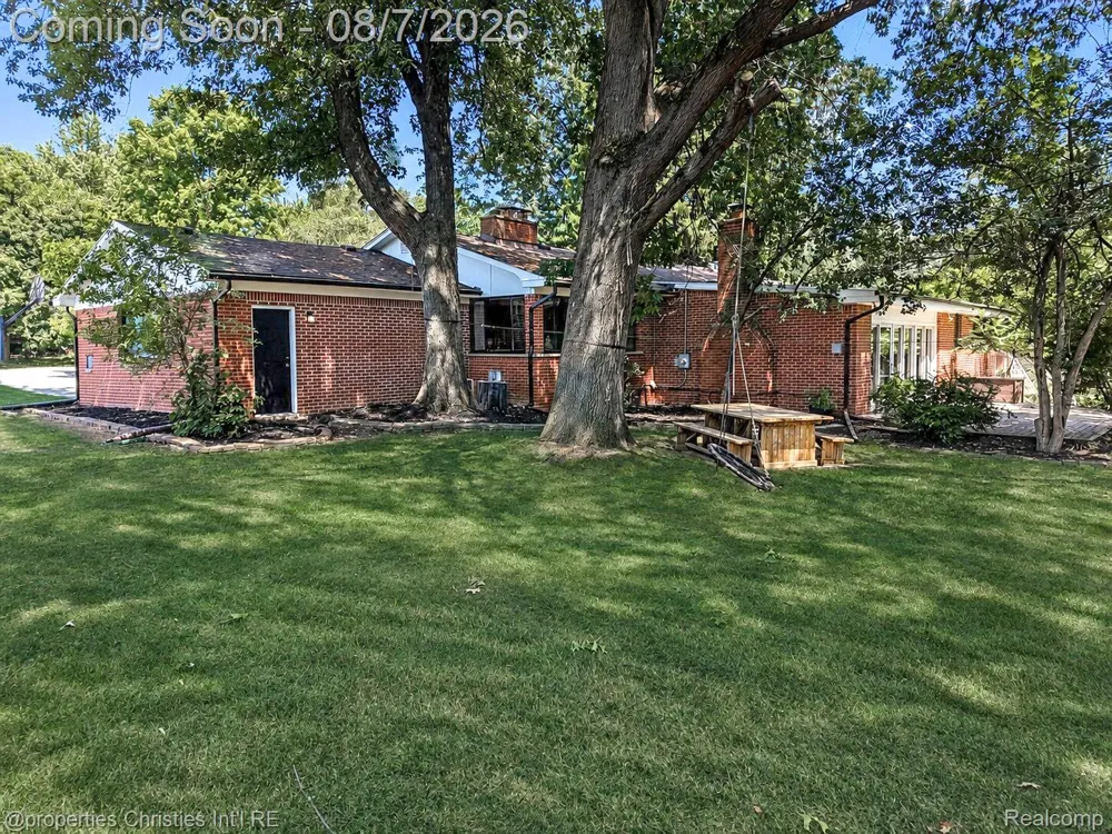 24711 Tudor Lane Franklin Village, MI 48025