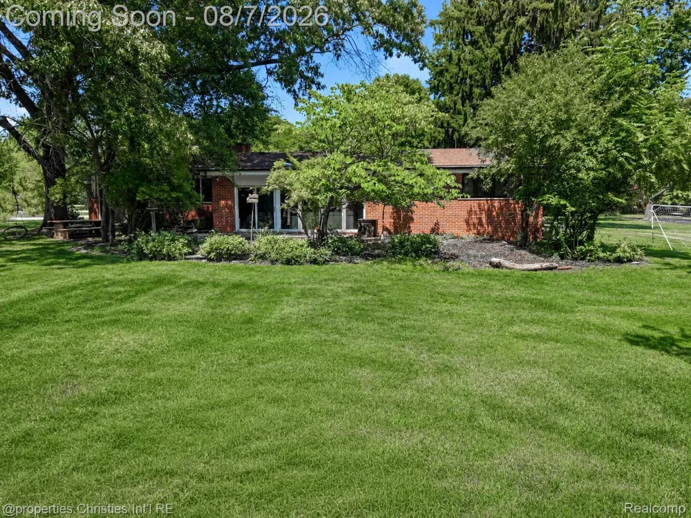 24711 Tudor Lane Franklin Village, MI 48025