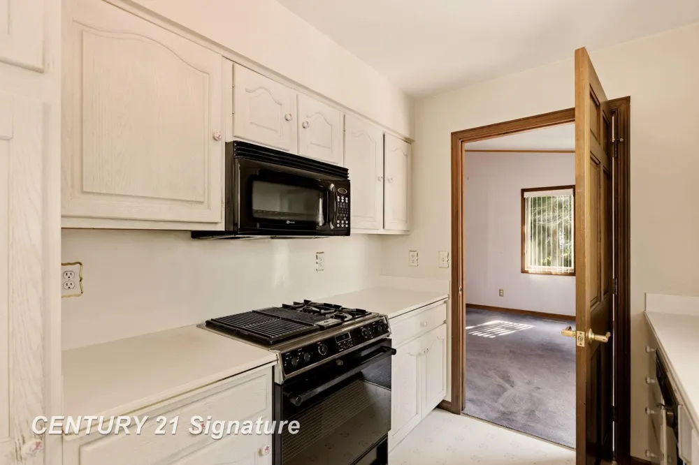 3198 Columbine Drive Saginaw Charter Township, MI 48603