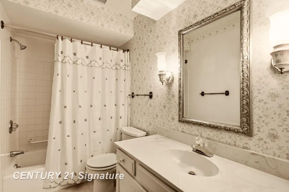 3198 Columbine Drive Saginaw Charter Township, MI 48603