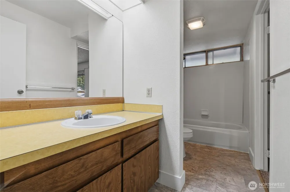 2795 NE John Carlson Road Bremerton, WA 98311