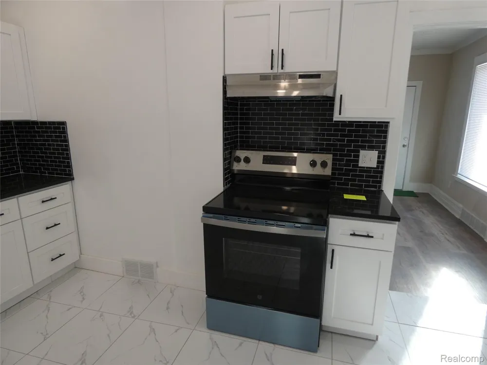 81 Fessenden Street Mt Clemens City, MI 48043