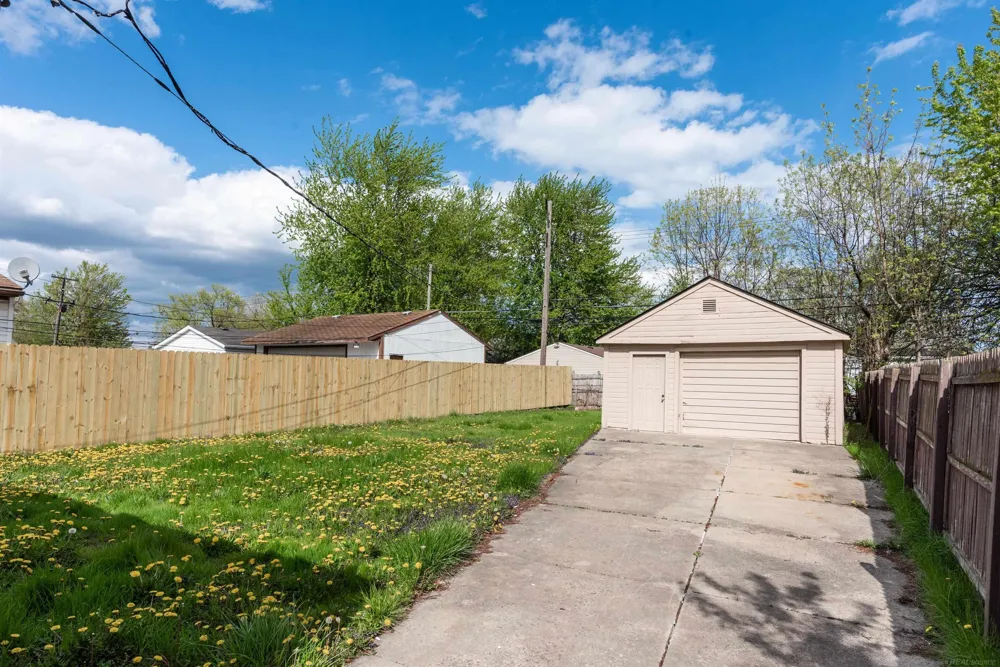 26620 Belleair Street Roseville City, MI 48066