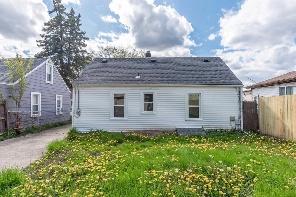 26620 Belleair Street Roseville City, MI 48066
