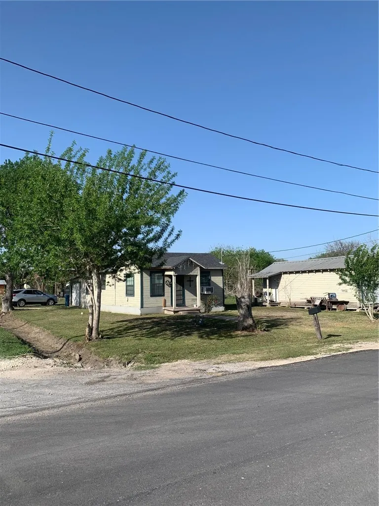 501 E Commons Street Refugio, TX 78377