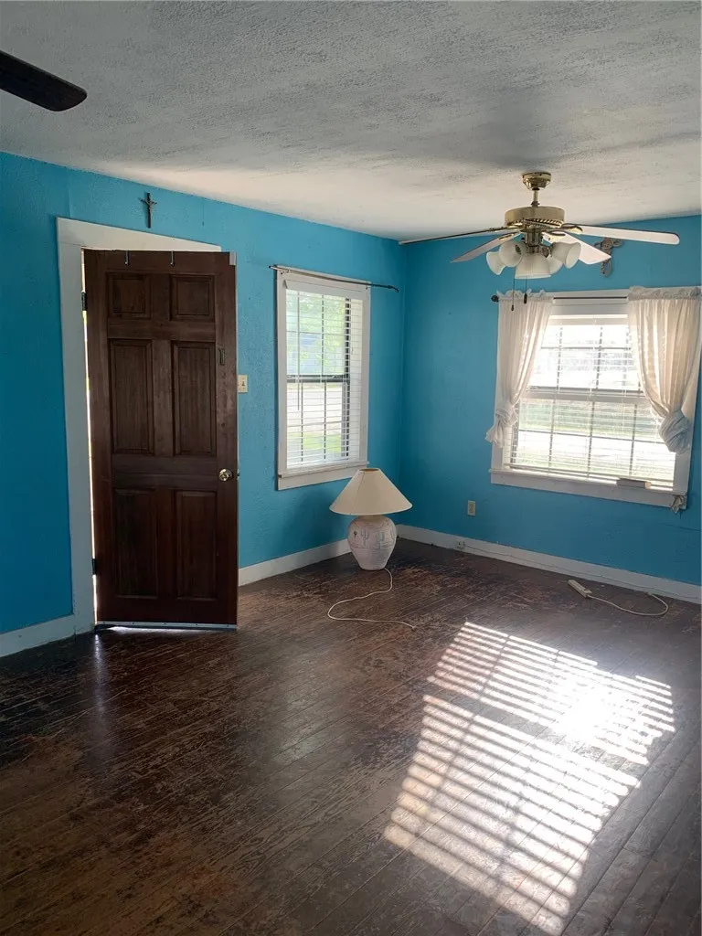 501 E Commons Street Refugio, TX 78377