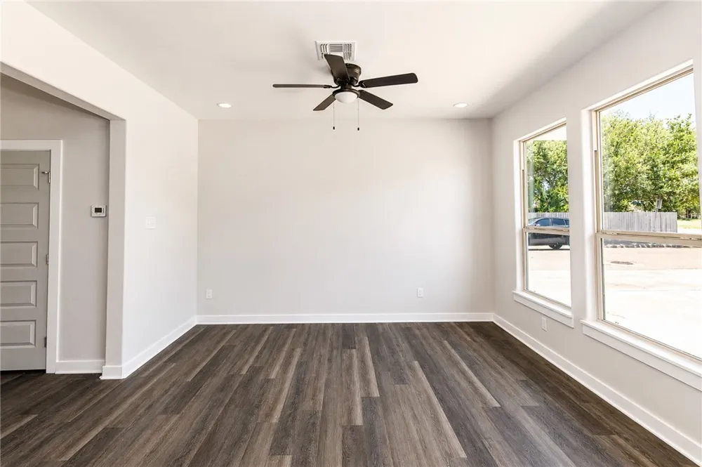 107 S Commonsway Drive Portland, TX 78374