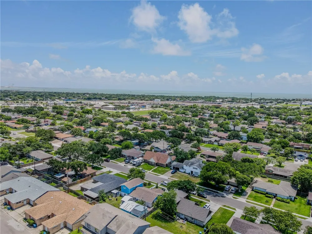 107 S Commonsway Drive Portland, TX 78374