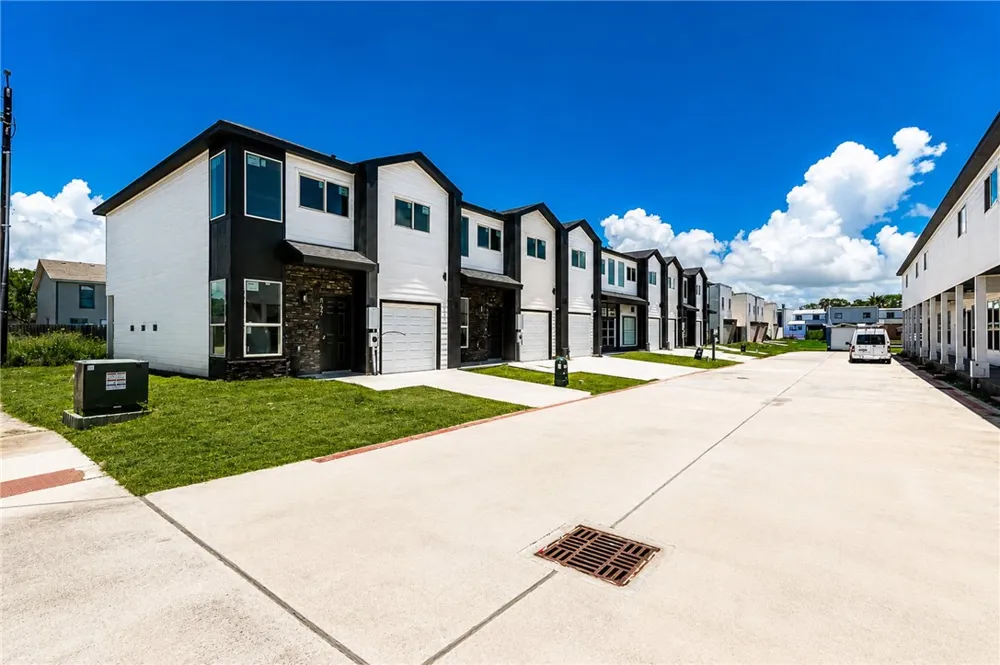 105 S Commonsway Drive Portland, TX 78374