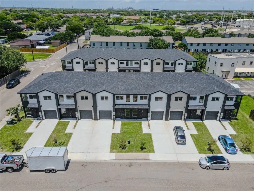105 S Commonsway Drive Portland, TX 78374