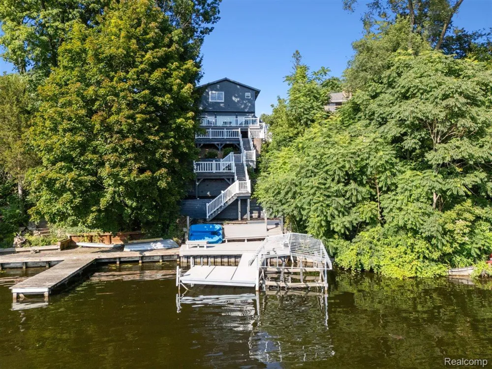 11356 Riverbank Lane Putnam Township, MI 48169