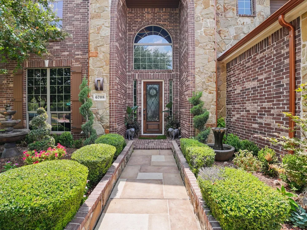 6708 Natures Way Dallas, TX 75236