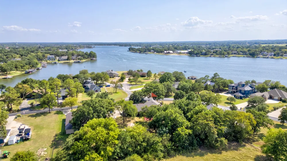1219 Kiowa Drive E Lake Kiowa, TX 76240