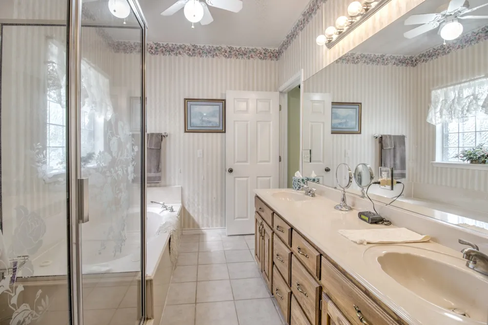 1219 Kiowa Drive E Lake Kiowa, TX 76240