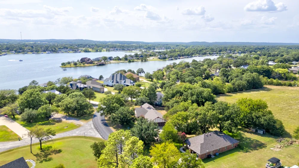 1219 Kiowa Drive E Lake Kiowa, TX 76240