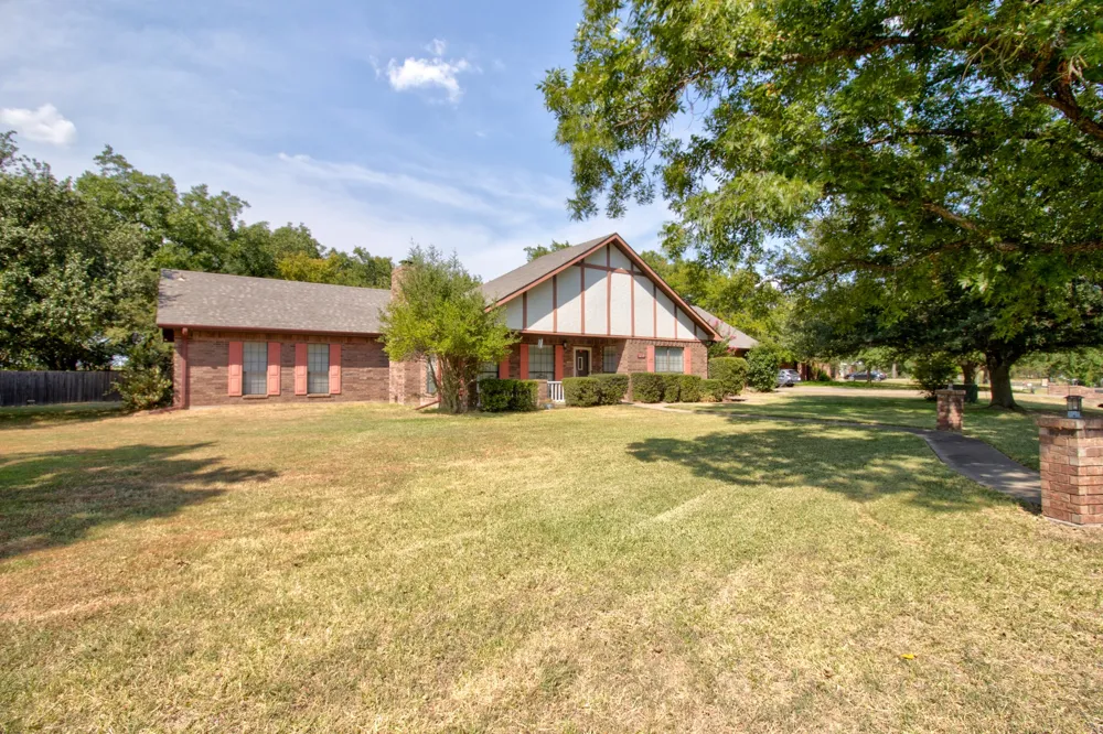 1219 Kiowa Drive E Lake Kiowa, TX 76240
