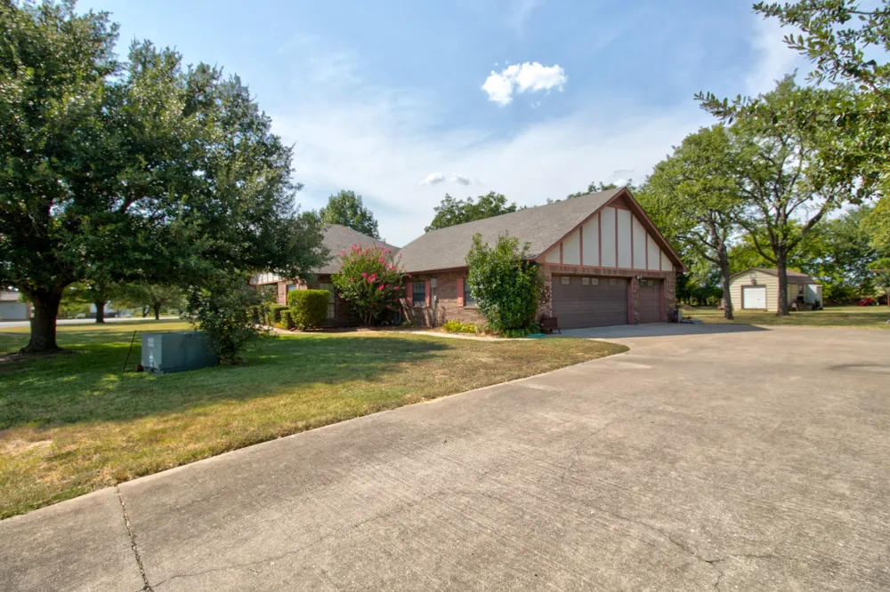 1219 Kiowa Drive E Lake Kiowa, TX 76240