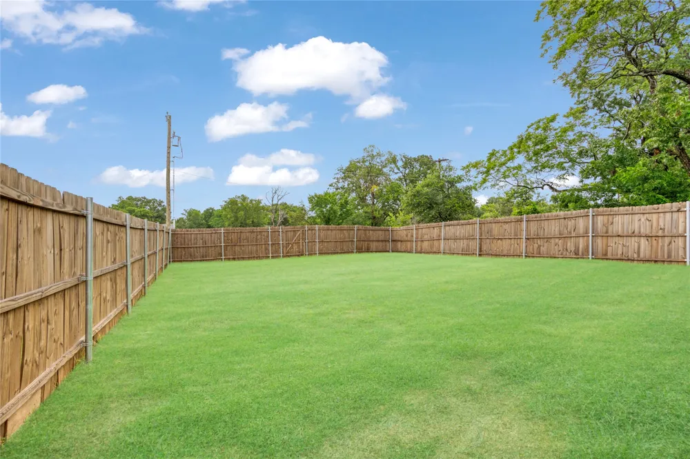 419 E Hull Street Denison, TX 75021