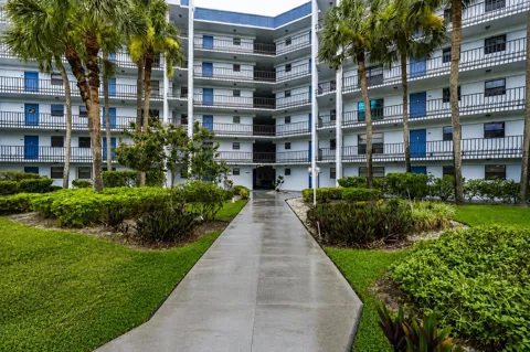 4640 Lucerne Lakes Boulevard W #404
