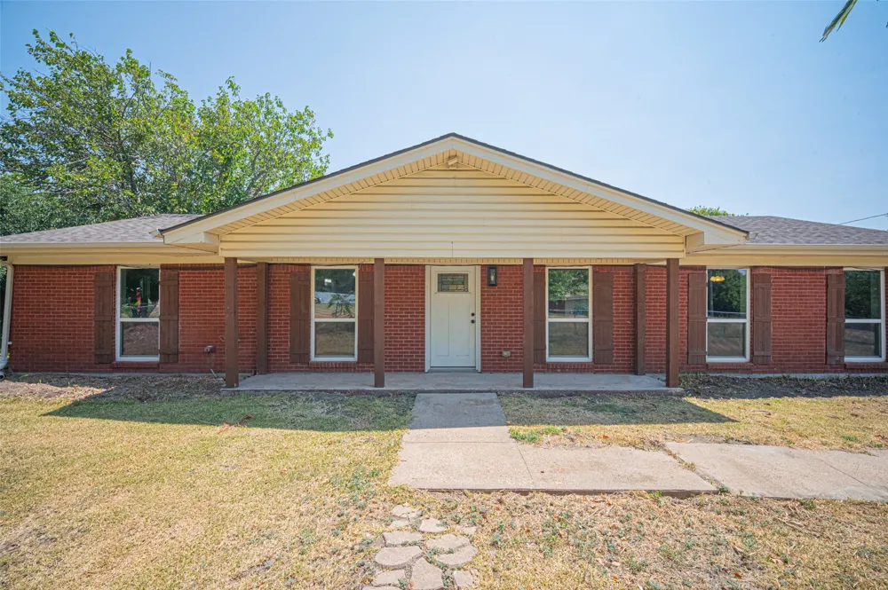 611 S Dallas Street Palmer, TX 75152