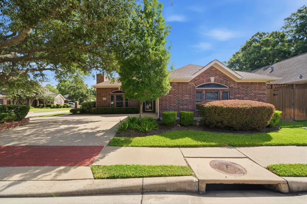 515 Pine Ridge Court Friendswood, TX 77546