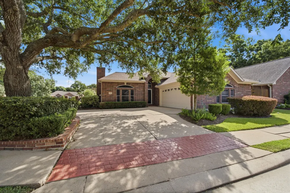 515 Pine Ridge Court Friendswood, TX 77546