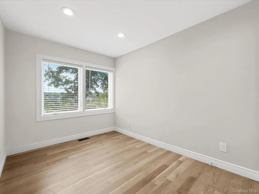 10 W Terrace Road Great Neck, NY 11021