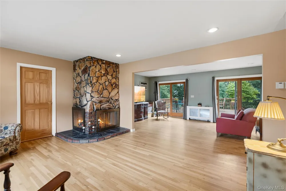 31 Eastwood Drive North Babylon, NY 11703