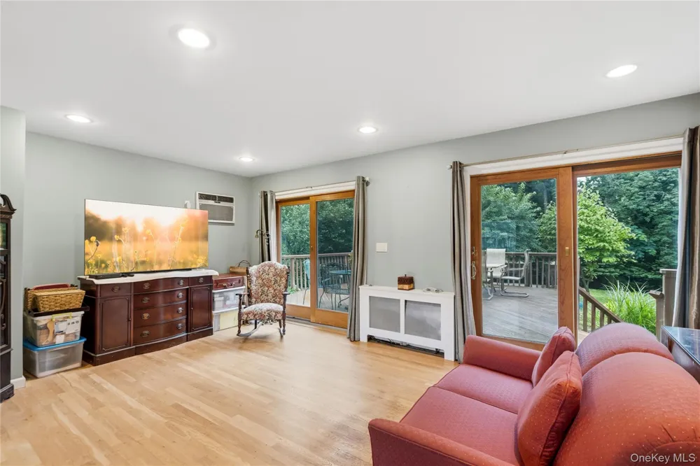 31 Eastwood Drive North Babylon, NY 11703
