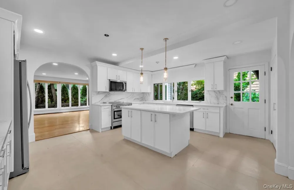 4 Potters Court Great Neck, NY 11024