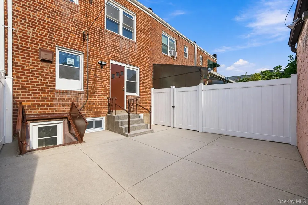 65-40 79th Street Middle Village, NY 11379