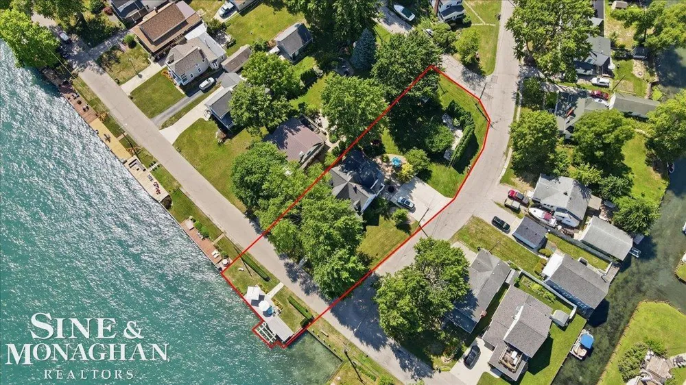 206 Edgewater Avenue Algonac City, MI 48001