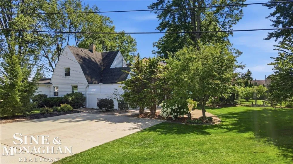 206 Edgewater Avenue Algonac City, MI 48001
