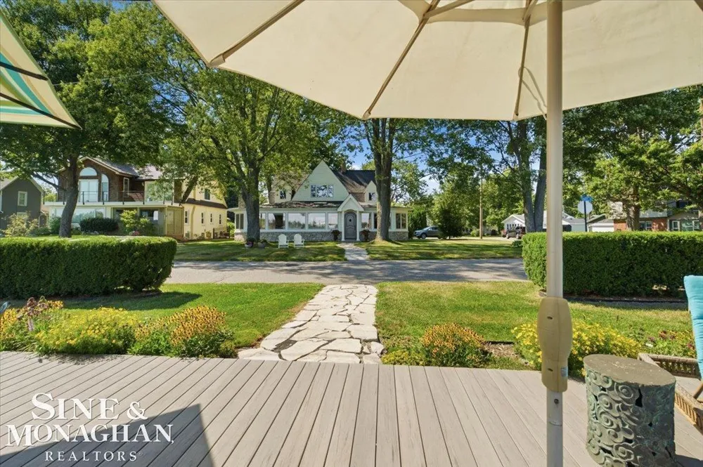 206 Edgewater Avenue Algonac City, MI 48001