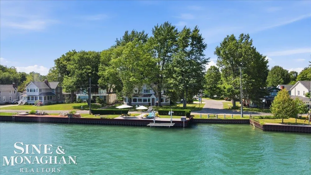 206 Edgewater Avenue Algonac City, MI 48001