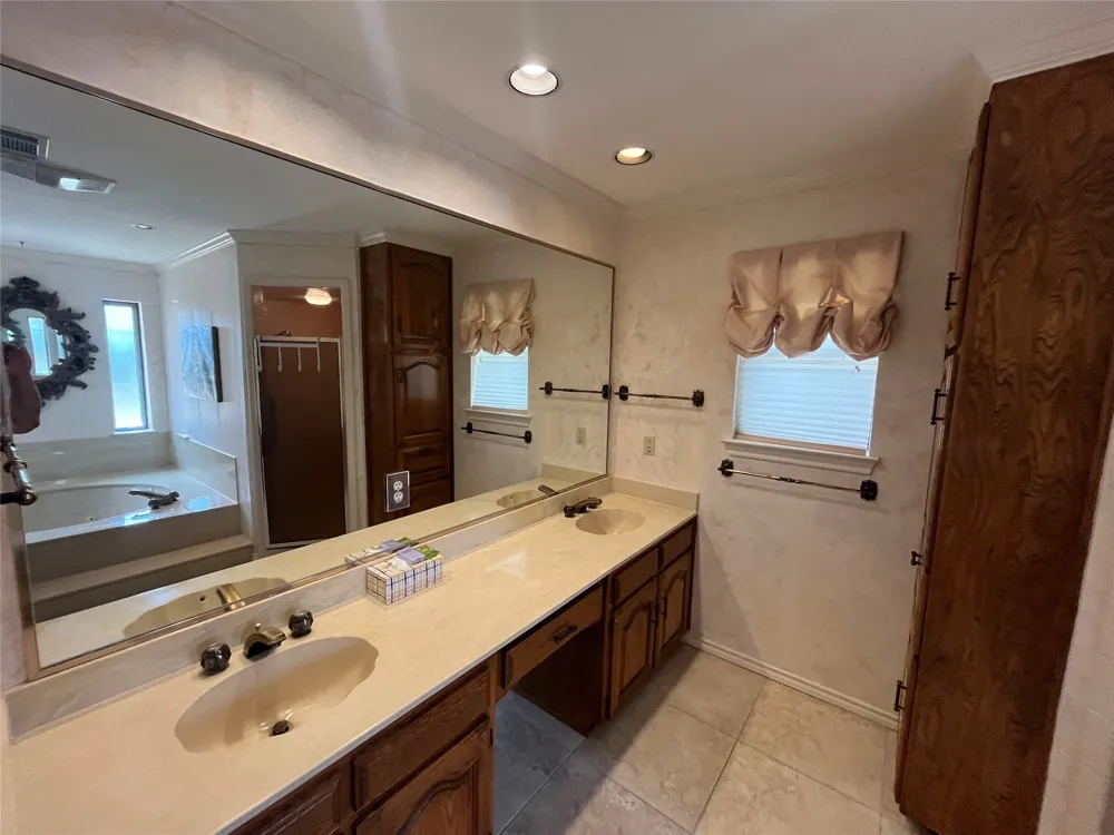 1712 Hampton Court Bedford, TX 76021