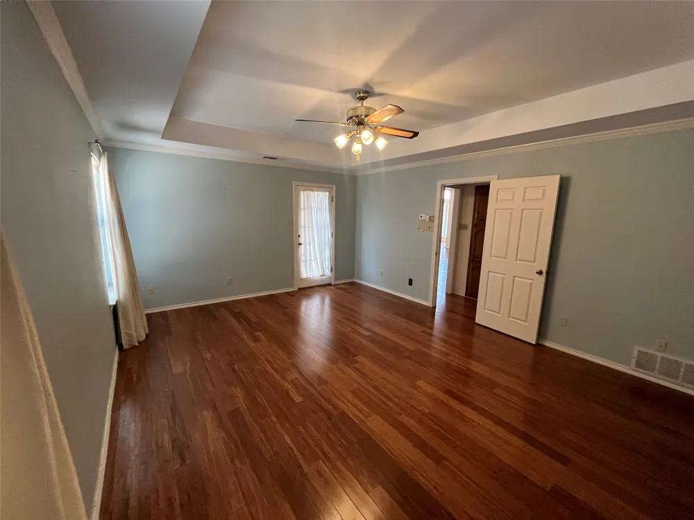1712 Hampton Court Bedford, TX 76021