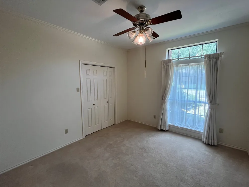 1712 Hampton Court Bedford, TX 76021