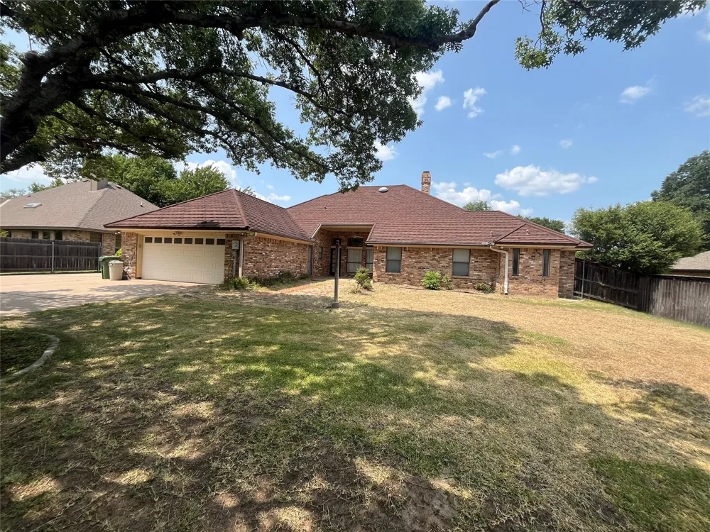 1712 Hampton Court Bedford, TX 76021