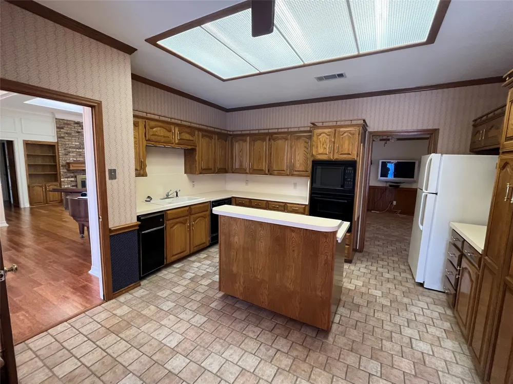 1712 Hampton Court Bedford, TX 76021
