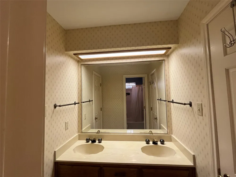 1712 Hampton Court Bedford, TX 76021
